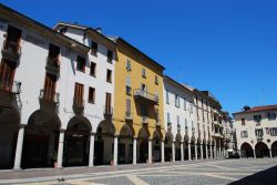 Il lungo porticato che caratterizza gli eleganti edifici affacciati su piazza della Repubblica a Novara, Piemonte.


