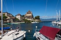 Il porticciolo di Yvoire, località francese sul Lago Lemano, e sullo sfondo il celebre castello.
