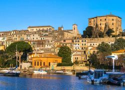 Il porticciolo sul Lago Bolsena e il borgo di Capodimonte in provincia di Viterbo (Lazio) - © leoks / Shutterstock.com