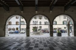 Il portico del Municipio di Venzone in Friuli