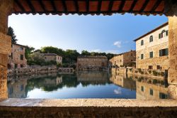 Il portico e il lago termale in centro a Bagno VIgnoni in Toscana