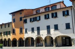 Il portico sulla piazza centrale di Reggello in Toscana, provincia di Firenze