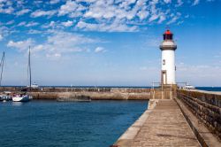 Il porto bretone di Belle Ile en Mer, Francia, con il faro e le barche ormeggiate.
