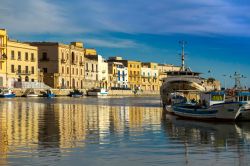Il porto canale di Mazara del Vallo, costa della ...