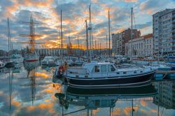 Il porto degli yacht e la marina di Ostenda al tramonto, Belgio. Una pittoresca immagine con i riflessi delle imbarcazioni nelle acque del Mare del Nord.

