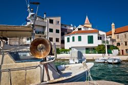 Il porto dei pescatori nella graziosa cittadina di Pirovac, Croazia. Slosella, questo il nome con cui gli italiani conoscono questo villaggio, ha l'aspetto tipico di una cittadella mediterranea.

 ...