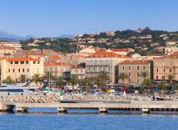 Il porto della cittadina francese di Propriano, Corsica. Questo grazioso villaggio di origini genovesi è una delle località più turistiche fra Ajaccio e Bonifacio - © ...