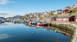 Il porto della cittadina norvegese di Kristiansund con le case in legno dalla facciata colorata.
