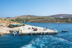 Il porto dell'isola di Arki, arcipelago del Dodecaneso (Grecia): l'isoletta che si sviluppa per 3,5 km quadrati si trova nel Mar Egeo - © Nejdet Duzen / Shutterstock.com