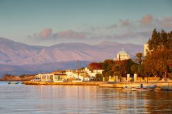 Il porto dell'isola di Inousses (Grecia) con un tratto di litorale. Sullo sfondo, uno degli antichi edifici religiosi - © Milan Gonda / Shutterstock.com