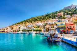 Il porto dell'isola di Kalymnos visto dal mare (Grecia): quest'isola del Dodecaneso è una popolare destinazione turistica greca - © Nejdet Duzen / Shutterstock.com