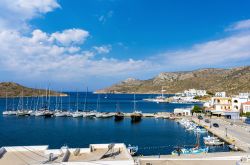 Il porto dell'isola di Lipsi, Dodecaneso, Grecia, con le barche ormeggiate.

