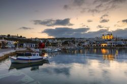 Il porto dell'isola di Lipsi fotografato al crepuscolo, Dodecaneso (Grecia) - © Milan Gonda / Shutterstock.com