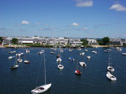 Il porto dell'isola di Nantucket, Massachusetts, USA, con le barche ormeggiate.
