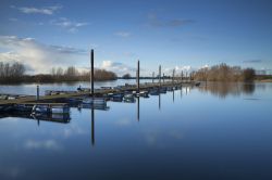 Il porto deserto di Doesburg, Olanda. Nell'acqua limpida solo i riflessi delle nuvole.



