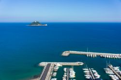 Il porto di Albenga e l'isola Gallinara, Liguria. Sullo sfondo l'isolotto che appartiene al Comune di Albenga: prende il nome dalle galline selvatiche che la popolavano un tempo.



 ...