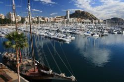 Il porto di Alicante con la fortezza di Santa Barbara, Spagna.  
