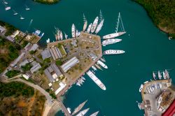 Il porto di Antigua con yacht ormeggiati, America Centrale. Una suggestiva immagine scattata durante un volo in elicottero sorvolando il territorio di Antigua e Barbuda.

