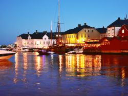 Il porto di Arendal di notte: siamo nel sud della Norvegia.