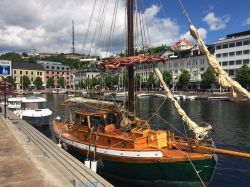 Il porto di Arendal in Norvegia fotografato in una giornata di sole in estate.