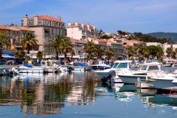 Il porto di Bandol, Francia. Situato nella regione della Provenza-Alpi-Costa Azzurra, questo grazioso villaggio del dipartimento del Varo si affaccia sull'omonimo golfo e dispone di un bel ...