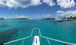 Il porto di Bimini, arcipelago delle Bahamas, visto dalla prua di una barca durante l'ingresso all'attracco cittadino.
