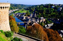 Il porto di Dinan sul fiume Rance, Bretagna, visto dall'alto. Questo borgo medievale sorge su una collina che domina la valle della Rance: il porto è il punto di partenza per le escursioni ...