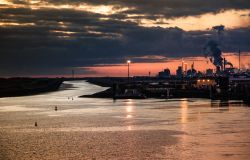 Il porto di Dunkerque, il terzo per importanza della Francia, al tramonto.