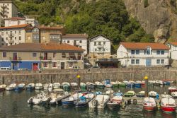 Il porto di Elantxobe, piccola perla turistica dei Paesi Baschi, lungo la costa settentrionale della Sapgna - © emei / Shutterstock.com