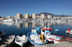 Il porto di Estepona, Costa del Sol, con le barche da pesca e la skyline cittadina (Spagna).

