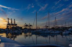 Il porto di Gioia Tauro al tramonto. Siamo in Calabria - © Fortunato Violi / Shutterstock.com