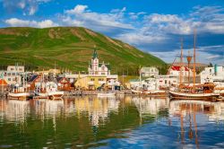 Il porto di Husavik è molto frequentato nei mesi estivi perché da qui partono le escursioni in mare dei turisti per avvistare le balene.
