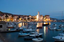 Il porto di Komiza, isola di Vis, fotografato al tramonto. Il porto è circondato da palme e case in stile veneziano costruite fra il XVI° e XVII° secolo - © Stjepan Tafra ...