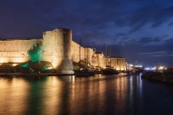 Il porto di Kyrenia e le mura del castello fotografati di notte, isola di Cipro.

