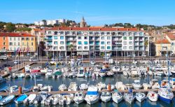 Il porto di La Seyne-Sur-Mer, Francia, con le barche ormeggiate. In passato è stata un luogo molto importante per l'industria navale.
