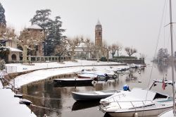 Il porto di Lavena Ponte Tresa dopo una nevicata in inverno (Lombardia).
