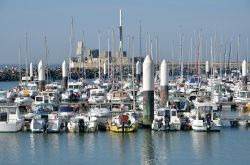 Il porto di Le Havre, Parigi, con barche e yachts ormeggiati. Per il traffico di merci, questo porto è il secondo della Francia subito dopo quello di Marsiglia. Sviluppatosi nel XVI° ...