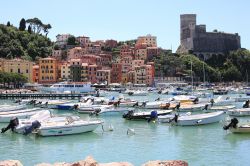 Il porto di Lerici (Liguria) e, sullo sfondo, le case e l'imponente castello, simbolo della cittadina.