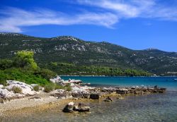 Il porto di Mali Ston in Croazia. Interamente rinforzato, da questo grazioso porticciolo un tempo partivano le barche che trasportavano il sale verso la Bosnia e la Serbia attraverso il fiume ...