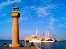 Il porto di Mandraki con il castello e la statua del cervo - © JeniFoto / Shutterstock.com