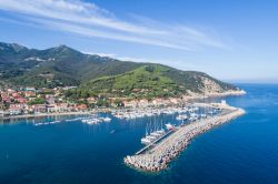 Il porto di Marciana Marina e il Monte Capanne sullo sfondo (Isola d'Elba)