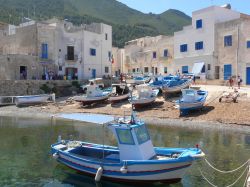 Il porto di Marettimo in una giornata di sole alle Isole Egadi in Sicilia - © Claudiovidri / Shutterstock.com