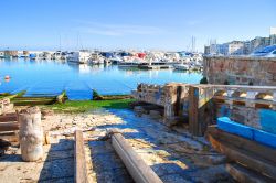 Il porto di Molfetta visto dal molo, Puglia. Qui sono ormeggiati pescherecci, navi mercantili e piccole imbarcazioni da diporto. 

