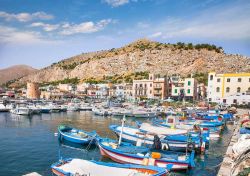 Il porticciolo di Mondello : è una delle frazioni del comune di Palermo, che si trova a nord-ovest del capoluogo - © Aleksandar Todorovic / Shutterstock.com