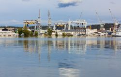 Il porto di Monfalcone, uno dei più importanti dell'Adriatico, Friuli Venezia Giulia. E' il porto marittimo più settentrionale dell'Adriatico e dell'Italia. Dopo ...