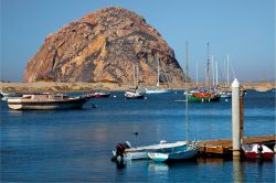 Il porto di Morro Bay, California, con il Morro Rock sullo sfondo. Si tratta di un cono vulcanico che s'innalza per 176 metri e che si trova all'entrata dell'area portuale. E' ...