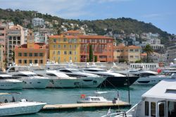 Il porto di Nizza, Francia. Ospitato nel cuore della città, il porto di Nizza si trova ai piedi della collina del castello ed è costituito da uno specchio d'acqua di 10 ettari.
 ...