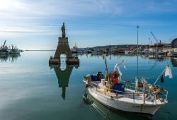 Il porto di Ortona. Nell'acqua antistante il molo nord si trova anche il monumento a San Tommaso - foto © ValerioMei / Shutterstock.com