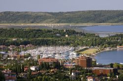 L'affollatissimo porto marittimo di Portorose (Portoro) in Slovenia. La località deve la sua fama ad un clima mite anche in inverno e ai suoi prestigiosi centri termali - foto © ...