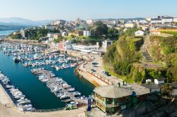 Il porto di Ribadeo in Galizia, costa nord della Spagna - © tichr / Shutterstock.com
